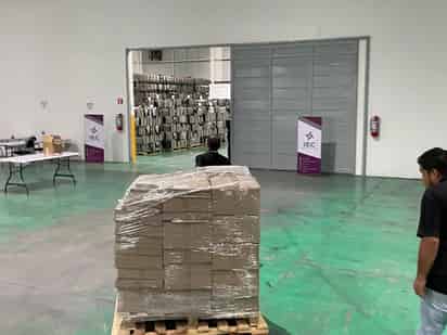 Los paquetes de documentación electoral arribaron a la bodega del Instituto Electoral en Saltillo, custodiada por la policía estatal.