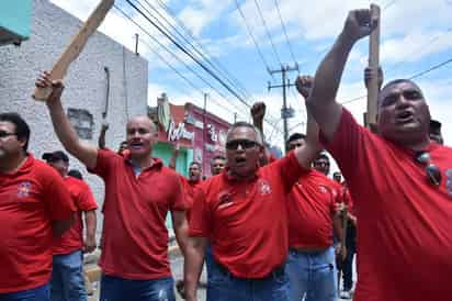 Jesús Flores al centro, quien encabeza a los “napistas” o mineros en los hechos violentos de Monclova. (Foto: SERGIO A. RODRÍGUEZ / EL SIGLO COAHUILA)