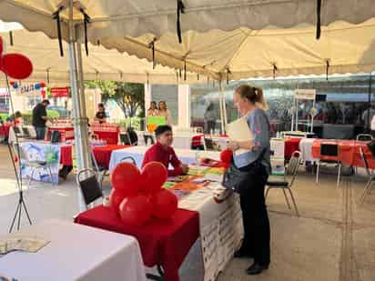 Decenas de personas acudieron a la Tercera Feria de Empleo, en la explanada de Presidencia. (EL SIGLO DE TORREÓN)