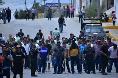 Cientos de sindicalistas de las dos corrientes políticas chocaron en las calles del centro de Monclova. (EL SIGLO DE TORREÓN)