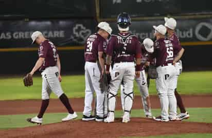 Aldo Montes (i) tuvo una buena salida, pero nuevamente falló el relevo de los Algodoneros, que pese a tener una ventaja de 8 carreras, terminaron cayendo 13-11 con Sultanes. (Ramón Sotomayor)