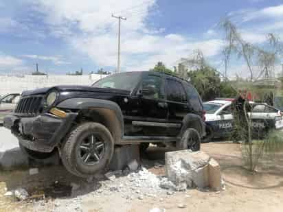 Conductora se sube al camellón y derriba estructuras de la Línea Verde, la mujer resultó únicamente con crisis nerviosa. (EL SIGLO DE TORREÓN)