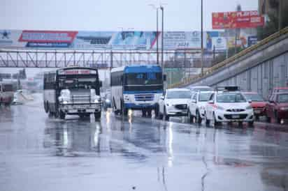 La lluvia, que se ha mantenido de forma intermitente en la ciudad de Gómez Palacio, no ha ocasionado el cierre de vialidades. (VAYRON INFANTE)