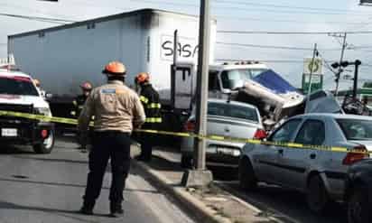Se registró un accidente vial donde murió una mujer y otra resultó lesionada luego que el automóvil en el que viajaban fue embestido por un tráiler en Apodaca. (ESPECIAL)