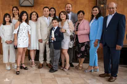 Leonardo con sus padres los Arquitectos: Ana Lilia García López y Luis Alfonso Pérez Ramos; su hermana: Layla Pérez García.