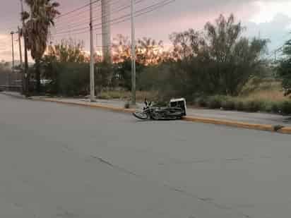 Motociclista pierde la vida al enredarse en cables y recibir descarga eléctrica en Torreón