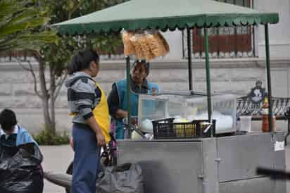 La informalidad laboral disminuyó en el estado al pasar del 52 por ciento al 50.4; en la capital en el mismo lapso bajó 1.2 por ciento. (EL SIGLO DE TORREÓN)