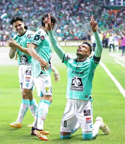 William Tesillo (d) celebra luego de marcar el primer tanto del León, en la victoria 2-1 sobre LAFC en la ida de la final de la Concachampions.