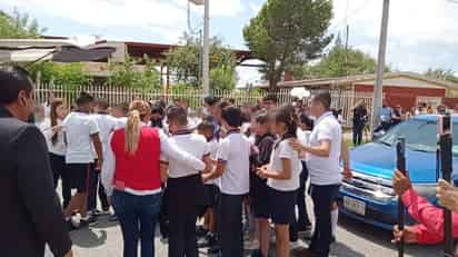 El cortejo fúnebre se detuvo un momento en la escuela primaria Lázaro Cárdenas del Río, donde Jerick cursaba el sexto grado.