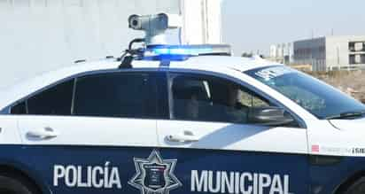 Tras la alerta de un presunto atentado se envió a policías municipales al exterior de la institución. (EL SIGLO DE TORREÓN)