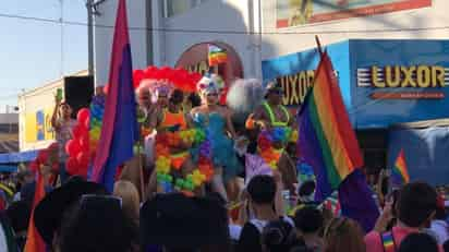 Un carro alegórico con talentos drag y bailarines, animó a los asistentes y espectadores. (FERNANDO COMPEÁN / EL SIGLO DE TORREÓN)