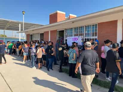 Se pudo observar a personas que llegaron a formarse desde antes de las 7 de la mañana, sobre todo quienes tenían que acudir a trabajar. (ANGÉLICA SANDOVAL)