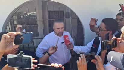 Lenin Pérez emitió su voto en la escuela secundaria federal número 1, en el municipio de Ciudad Acuña. (Foto: RENÉ ARELLANO / EL SIGLO COAHUILA)