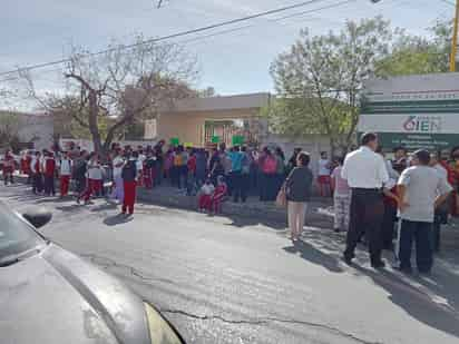 Debido a la manifestación de los padres de familia, un evento programado tuvo que ser cancelado. (EL SIGLO COAHUILA)