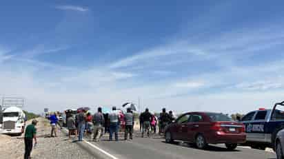 Los habitantes bloquearon por varias horas la carretera por falta de agua, en el ejido Bilbao en Viesca. (EL SIGLO DE TORREÓN)