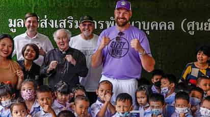 Tyson Fury visitó orfanato en Bangkok