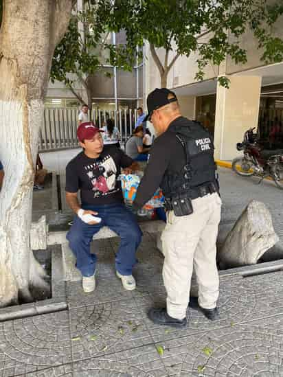 Repartieron botellas con agua al exterior de los hospitales de Torreón. (EL SIGLO DE TORREÓN)