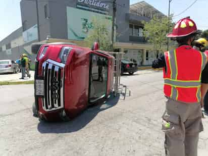 Se impactan auto y camioneta en el Centro de Torreón