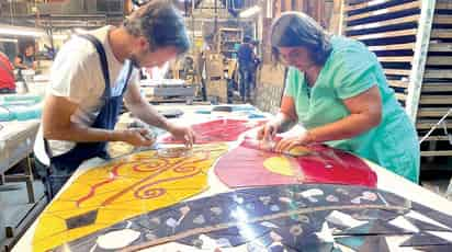 Los vitrales formarán parte de las plumas de un Quetzalcóatl de grandes dimensiones para esta exposición (CORTESÍA)