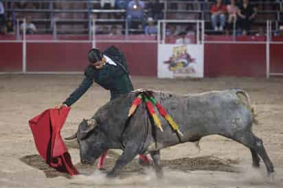 Ernesto Javier Tapia 'Calita', le cortó dos orejas a su primer enemigo y una muy discutida a su segundo, en la corrida de ayer en la Feria de Gómez Palacio. (JORGE MARTÍNEZ)