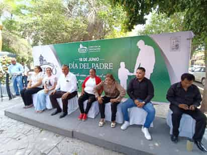 El evento se realizó en el monumento alusivo al padre, en Lerdo. (CORTESÍA)