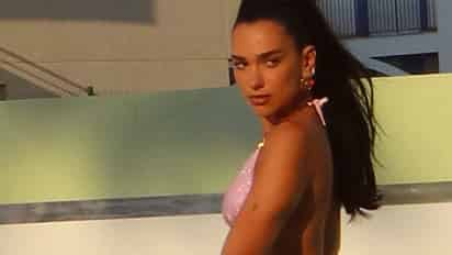 ¡Como toda una Barbie! Dua Lipa 'enciende' las redes al aparecer en bikini rosado