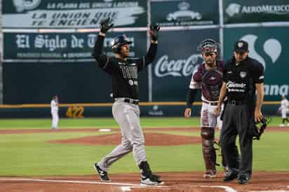 JC Escarra celebra al llegar a home, tras pegar uno de los cuatro jonrones que pegaron los Toros anoche en el estadio de la Revolución, donde los Algodoneros perdieron la serie y por lo pronto, se quedaron estacionados en el segundo lugar del standing de la Zona Norte.(Foto Jorge Martínez Mauricio)
