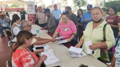 Ayer fue el turno de los beneficiarios con apellidos que inicien con las letras A y B; continuarán con la letra C hasta el 26 de junio. (EL SIGLO DE TORREÓN)