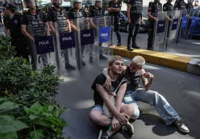 La policía llegó al lugar y declaró que la manifestación era ilegal, mientras que los organizadores informan de que más de 40 personas fueron arrestadas. (ARCHIVO)