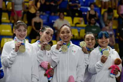  Las integrantes del equipo de México posan con la medalla de oro en el podio de la gimnasia artística femenina equipos hoy, durante los Juegos Centroamericanos y del Caribe en San Salvador (El Salvador). EFE/ Rodrigo Sura