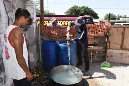 Protección Civil y Bomberos siguen recorriendo las calles de estas colonias para llenar tinacos y otros depósitos a familias del lugar. (CORTESÍA)