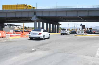 Se sigue trabajando en la colocación de barandales para dar seguridad a automovilistas y peatones. (EL SIGLO DE TORREÓN)