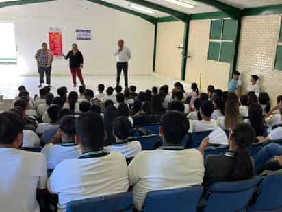 Ofrecen a los jóvenes de bachillerato charla sobre los efectos del consumo de drogas. (CORTESÍA)