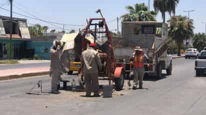 Con el uso de malacates, se realizan labores de desazolve profundo en el Diagonal Las Fuentes. (EL SIGLO DE TORREÓN)