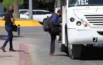 Por las altas temperaturas, la ciudadanía modificó sus horarios y han presentado dificultades para trasladarse.