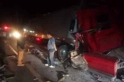 Luego del impacto, el operador del tráiler salió proyectado de la cabina terminando sobre la carretera.