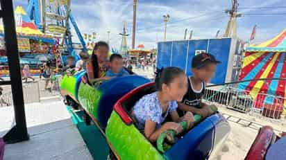 Disfrutan menores de atracciones de la Feria de Gómez Palacio.