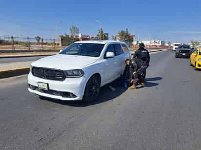 La camioneta fue detectada en el filtro de revisión que se encuentra por el periférico, en los límites con Gómez Palacio. (EL SIGLO DE TORREÓN)