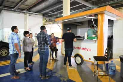 Visitantes a la presidencia de Torreón pueden desayunar platillos del Chef Móvil, ubicado a un costado del elevador del edificio. (CORTESÍA)