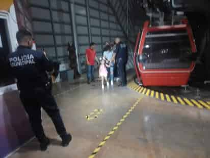 La familia regresaba de su visita al Cristo de las Noas y tras abordar la góndola, repentinamente a la altura de la colonia Nueva Aurora, se detuvo.