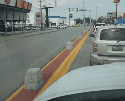 La Dirección de Obras Públicas señaló que la instalación de bolardos en camellones es para proteger a peatones y automovilistas. (EL SIGLO DE TORREÓN)