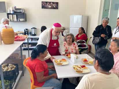 El obispo de Gómez Palacio, Jorge Estrada Solórzano bendijo ayer por la mañana el desayunador y sirvió los primeros platillos.