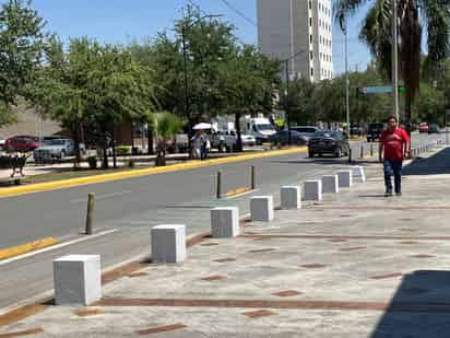 Divide opiniones la instalación de bolardos en banquetas de la calzada Colón.