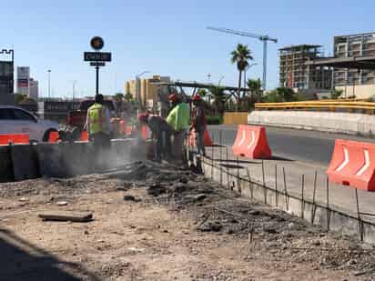 Trabajadores siguen construyendo el muro de contención del retorno de sur a norte. (Foto: FERNANDO COMPEÁN / EL SIGLO DE TORREÓN)