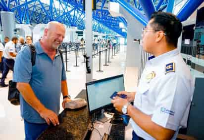 En el video se observa cómo Harrison llega a Migración del aeropuerto internacional de El Salvador. (TWITTER)