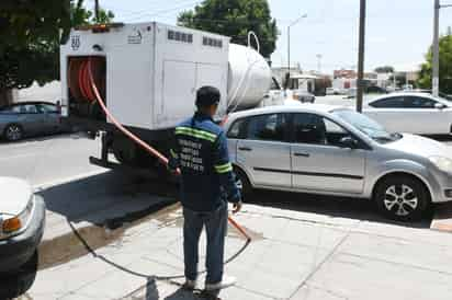 Colonos denunciaron que quienes se dedican a esta actividad especulan con la necesidad de la gente, pues no fijan un precio. (EL SIGLO DE TORREÓN)