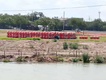 Unen las boyas para formar una línea de dos millas, el equivalente a 3.2 kilómetros de longitud. (EL SIGLO DE TORREÓN)