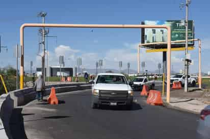 Ayer por la mañana, fueron retiradas las ballenas de protección en el carril lateral del bulevar La Nogalera hacia el periférico, al igual que en el retorno debajo del puente de Villa Florida.