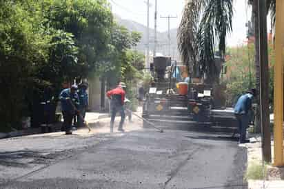 A pesar de la crisis económica que atraviesa el estado de Durango, el Ayuntamiento ha aplicado más de 100 mil metros cuadrados de pavimentación en vialidades que han sido recarpetadas. (CORTESÍA)