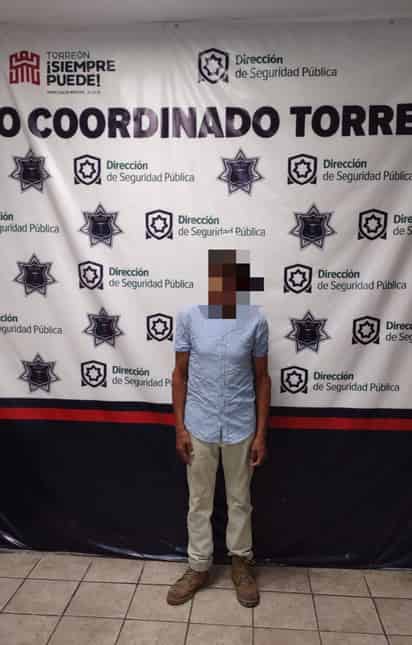 El hombre lanzó piedras contra una patrulla de la Policía Municipal así que fue detenido.
